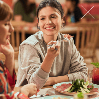 Dos clientes felices comiendo