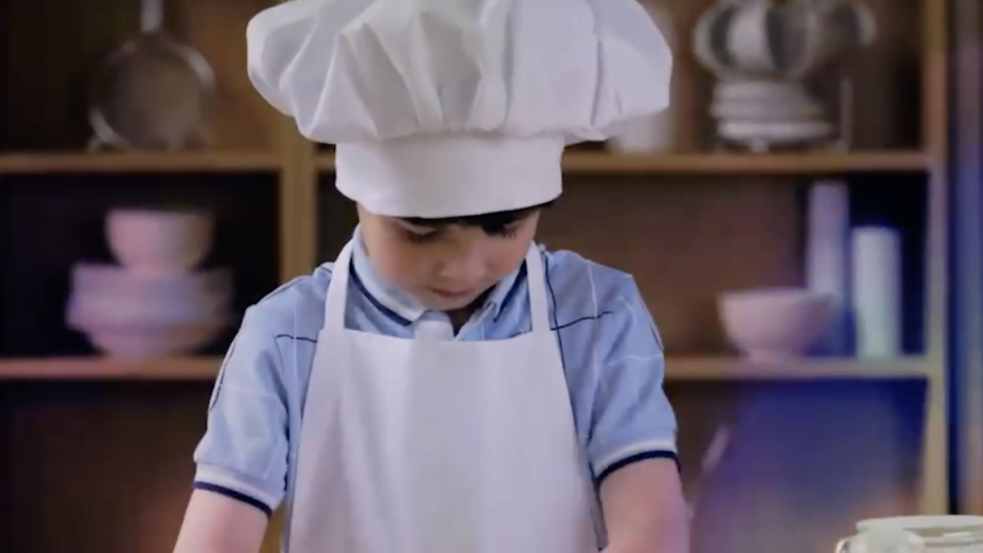 niño pequeño cocinando